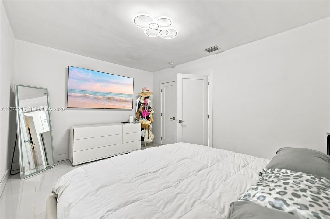 For Sale: $830,000 (2 beds, 1 baths, 1051 Square Feet)