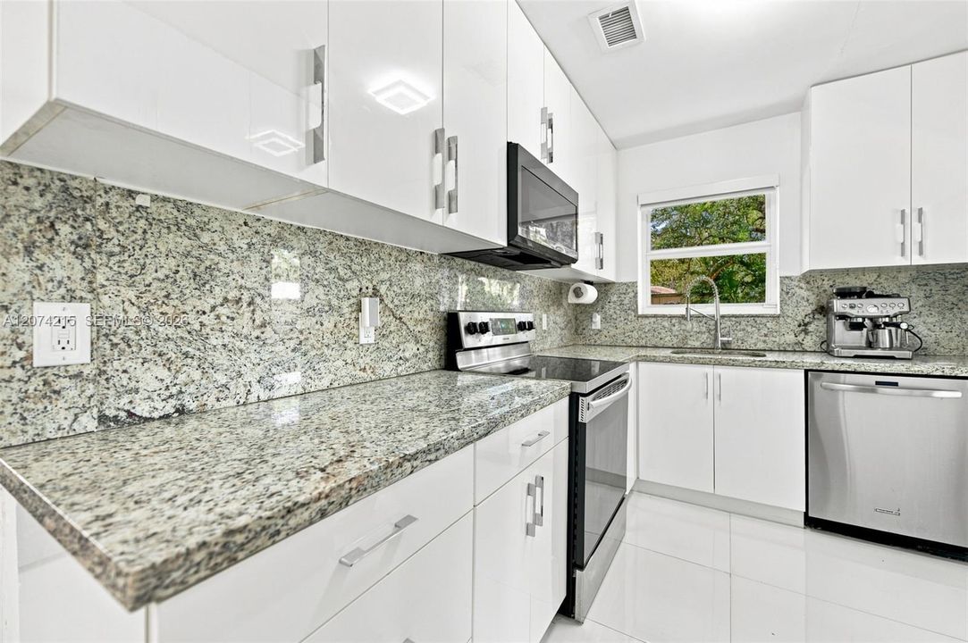For Sale: $830,000 (2 beds, 1 baths, 1051 Square Feet)