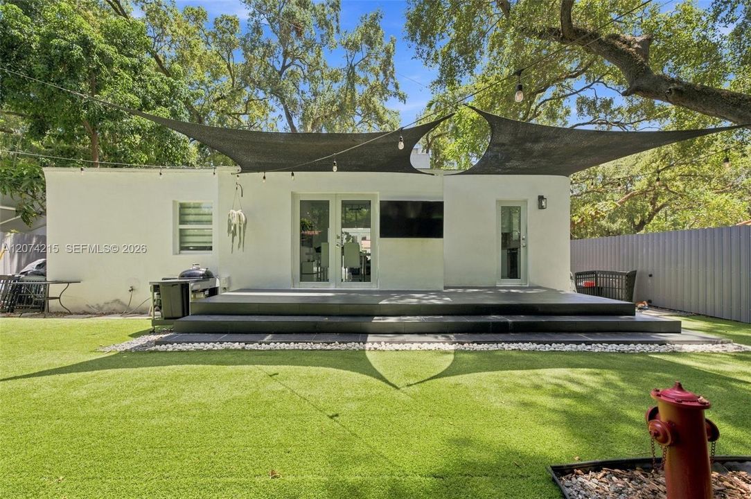 For Sale: $830,000 (2 beds, 1 baths, 1051 Square Feet)