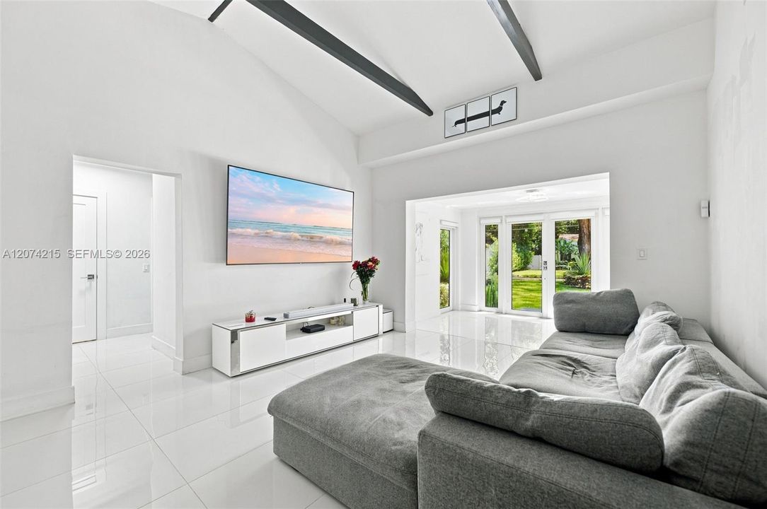 For Sale: $830,000 (2 beds, 1 baths, 1051 Square Feet)