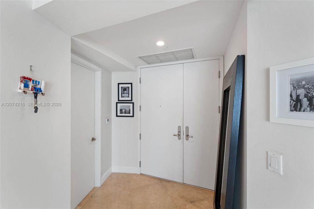 For Rent: $3,990 (1 beds, 1 baths, 1031 Square Feet)