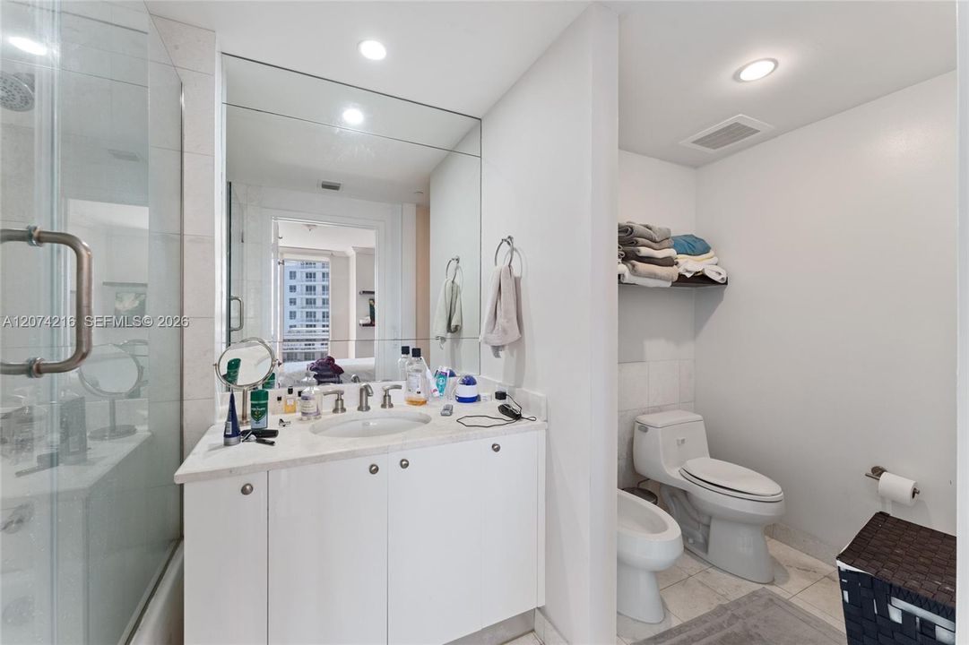 For Rent: $3,990 (1 beds, 1 baths, 1031 Square Feet)