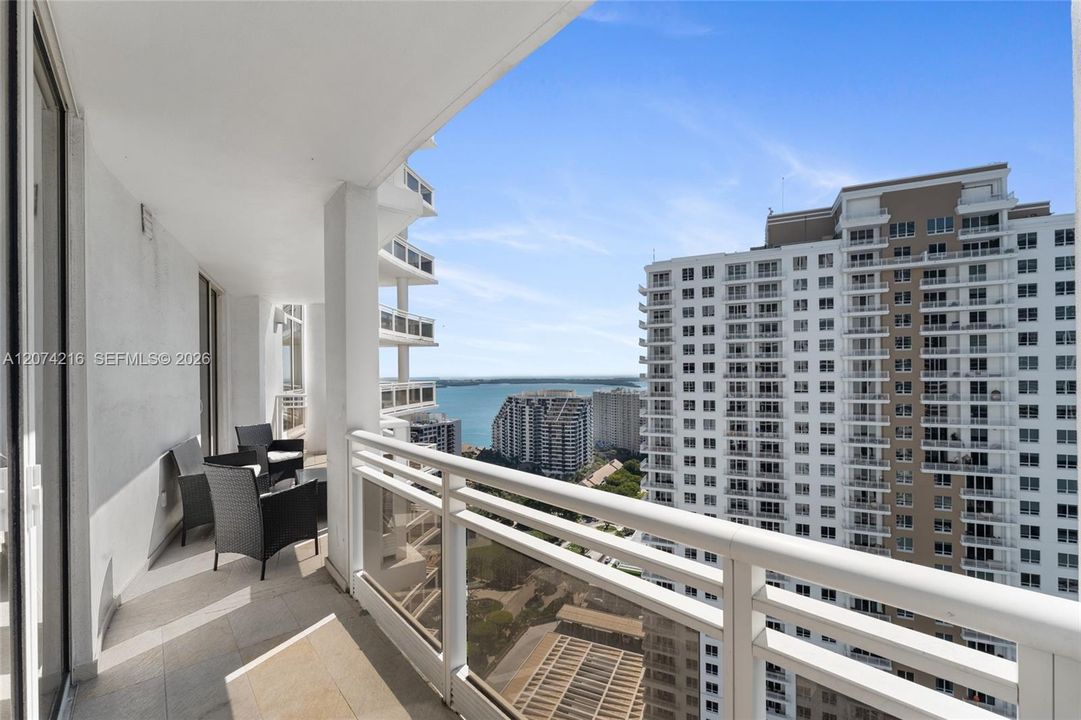 For Rent: $3,990 (1 beds, 1 baths, 1031 Square Feet)