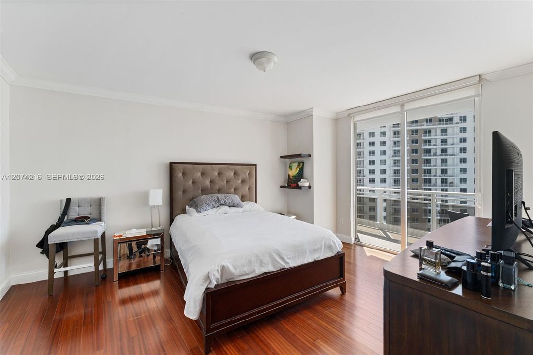 For Rent: $3,990 (1 beds, 1 baths, 1031 Square Feet)