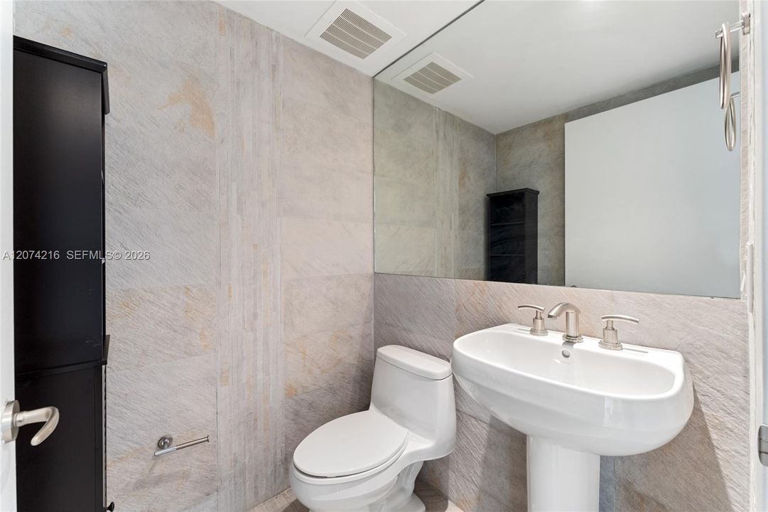 For Rent: $3,990 (1 beds, 1 baths, 1031 Square Feet)
