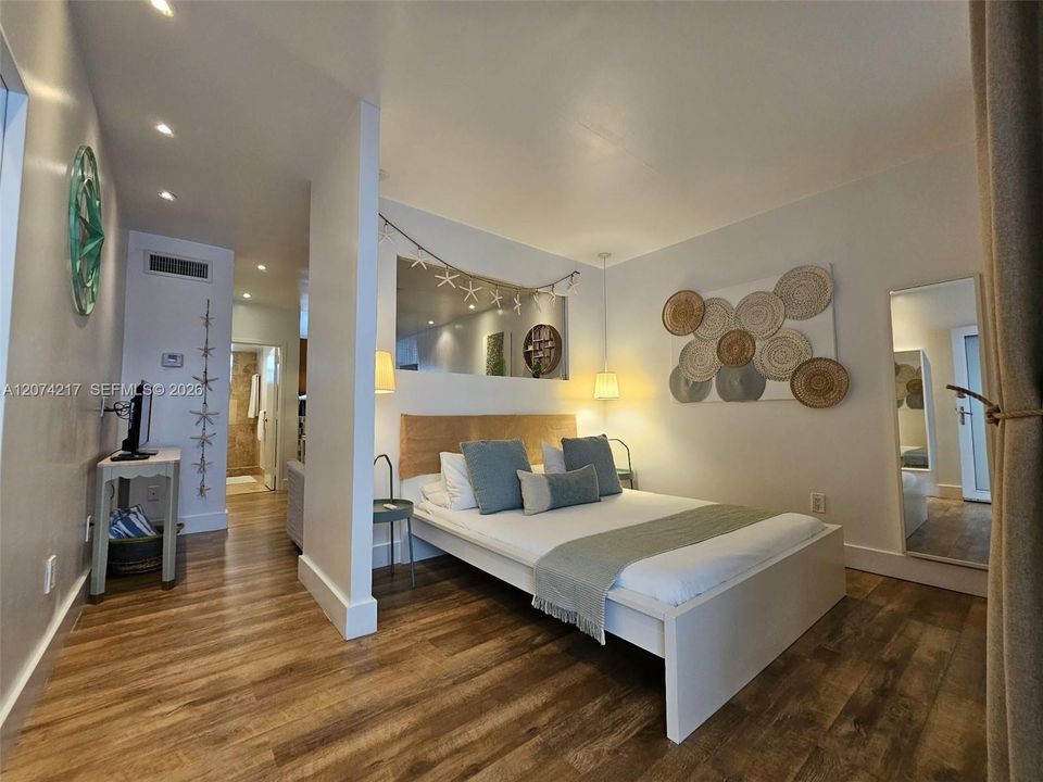 For Sale: $325,000 (0 beds, 1 baths, 399 Square Feet)