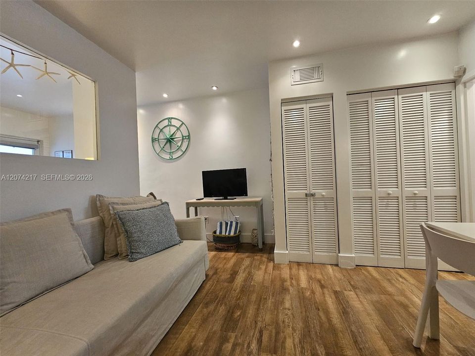 For Sale: $325,000 (0 beds, 1 baths, 399 Square Feet)
