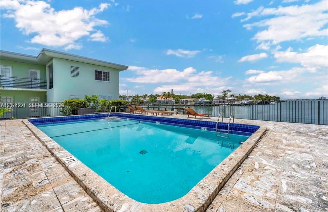 For Rent: $1,900 (1 beds, 1 baths, 620 Square Feet)
