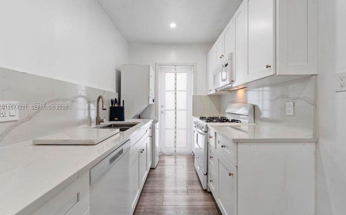 For Rent: $1,900 (1 beds, 1 baths, 620 Square Feet)