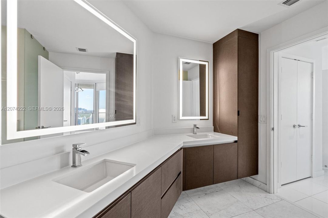 For Sale: $765,000 (1 beds, 2 baths, 1173 Square Feet)