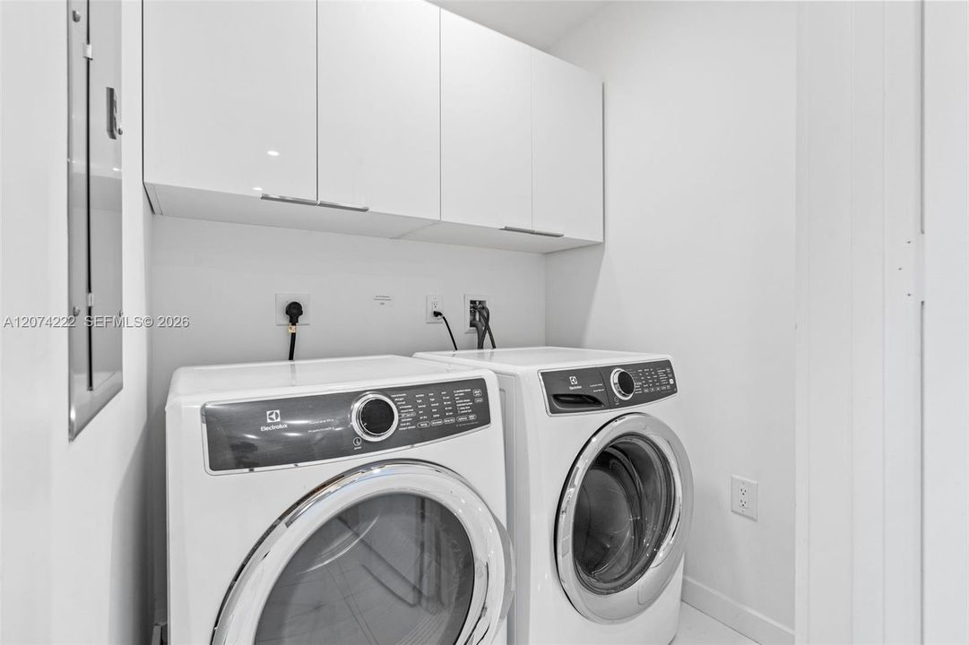 For Sale: $765,000 (1 beds, 2 baths, 1173 Square Feet)