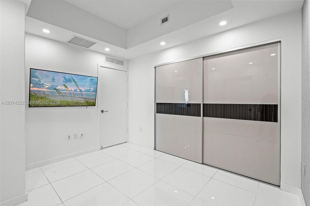 For Sale: $765,000 (1 beds, 2 baths, 1173 Square Feet)
