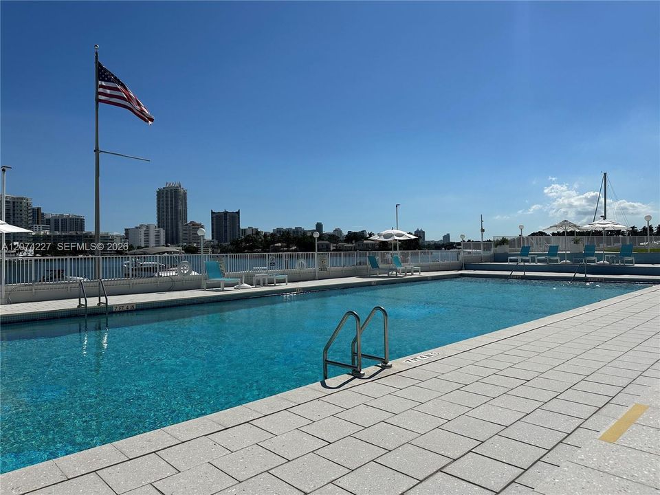 For Rent: $2,450 (1 beds, 1 baths, 678 Square Feet)