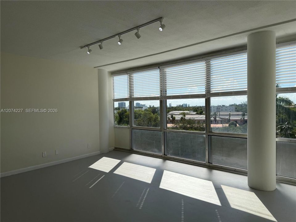 For Rent: $2,450 (1 beds, 1 baths, 678 Square Feet)