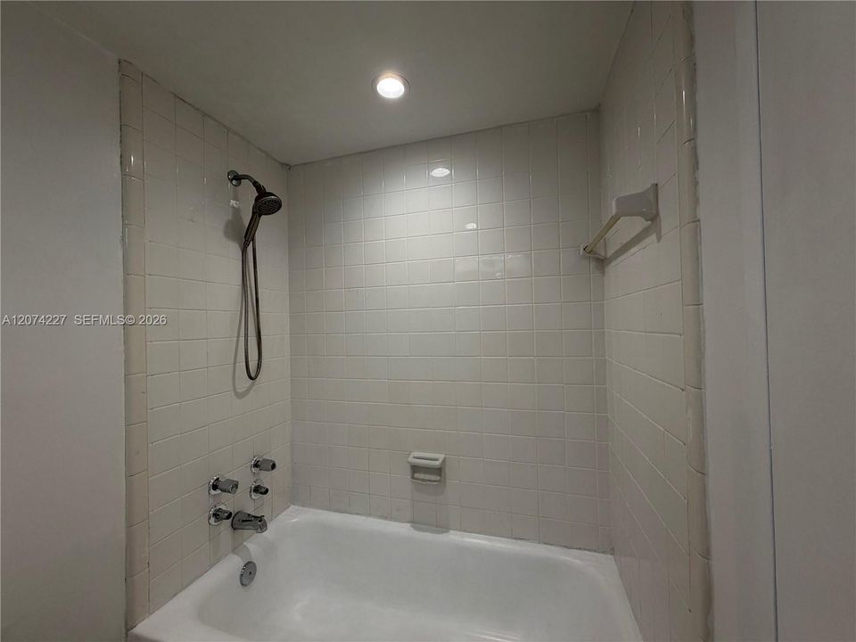 For Rent: $2,450 (1 beds, 1 baths, 678 Square Feet)