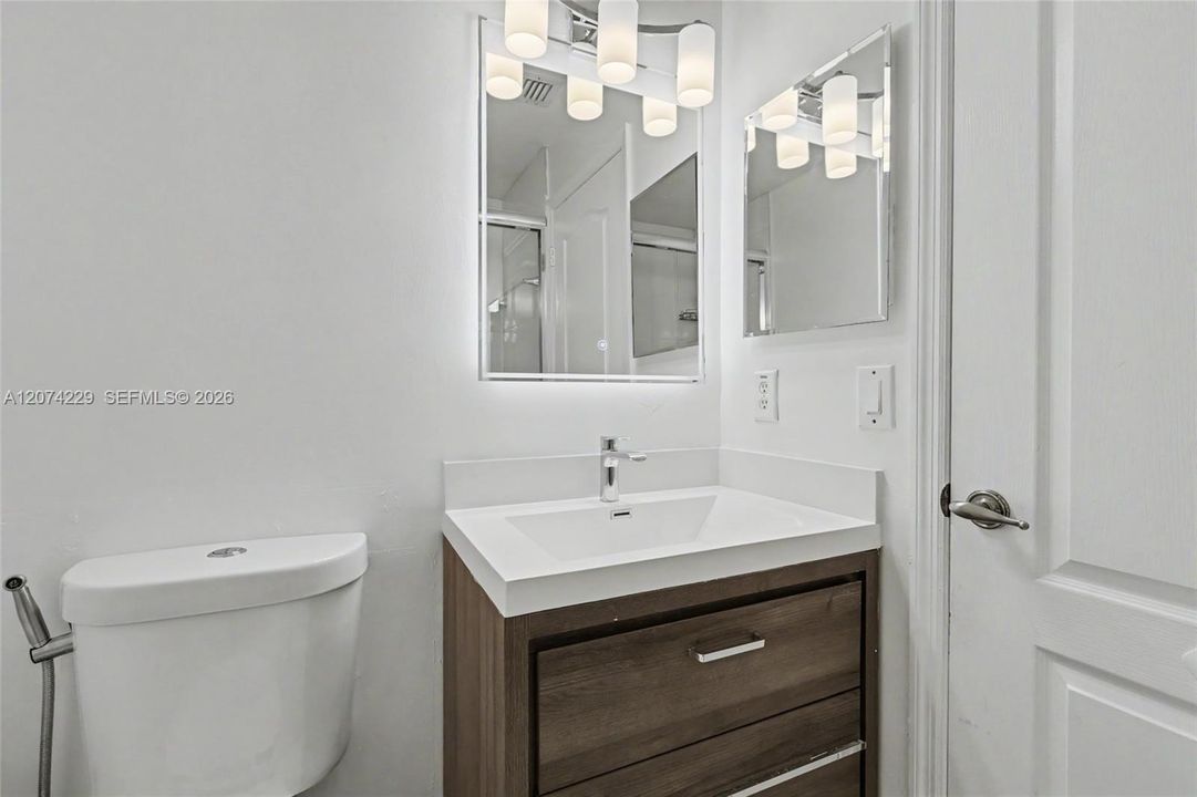For Sale: $523,000 (2 beds, 2 baths, 923 Square Feet)
