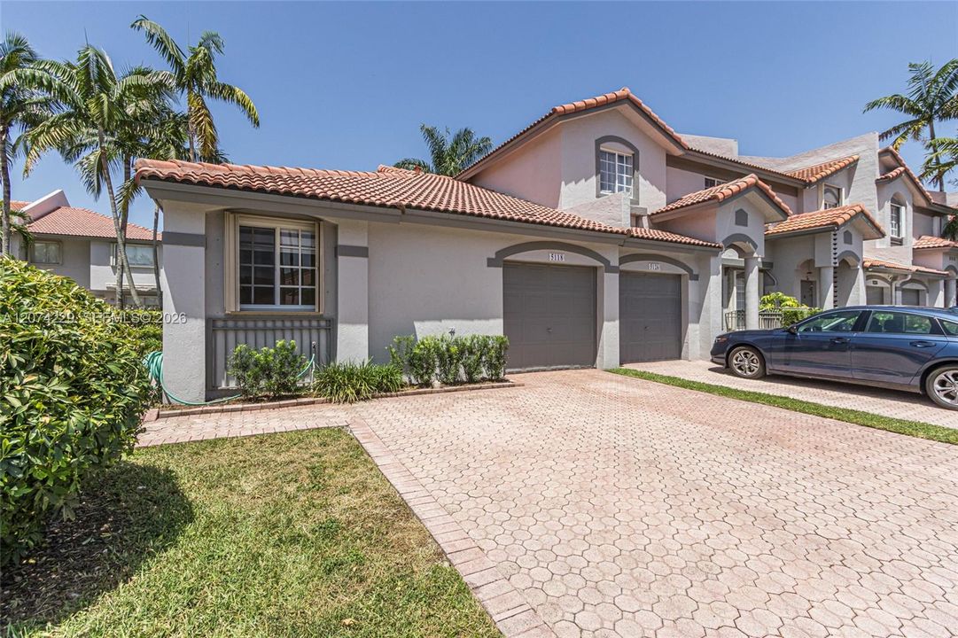 For Sale: $523,000 (2 beds, 2 baths, 923 Square Feet)
