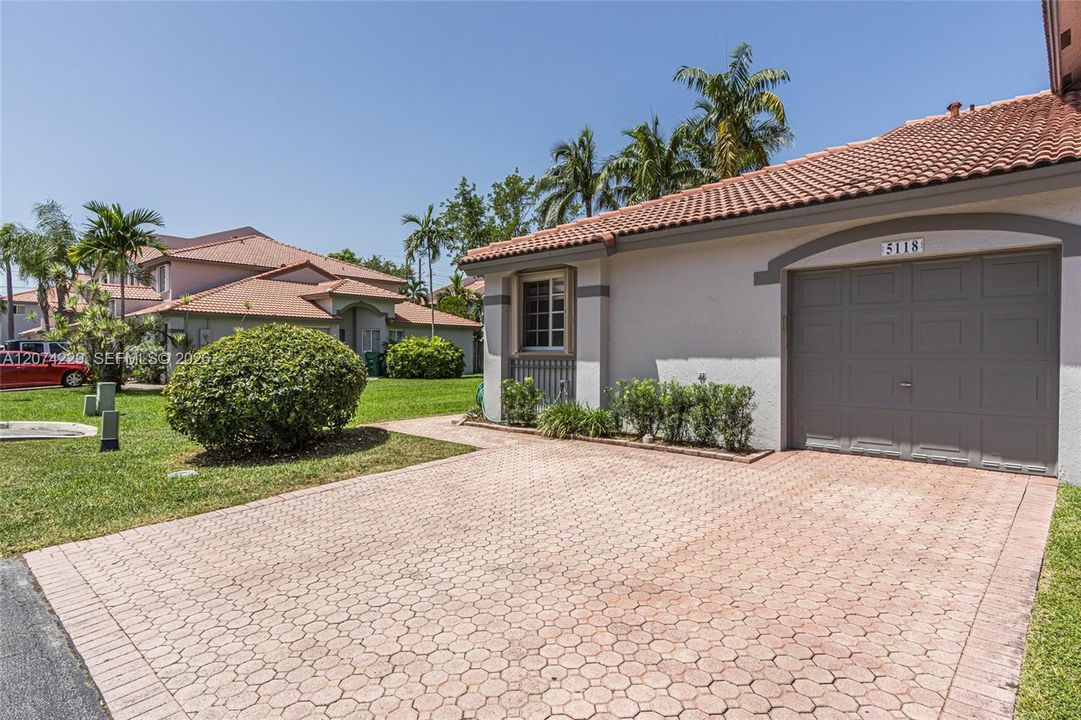 For Sale: $523,000 (2 beds, 2 baths, 923 Square Feet)