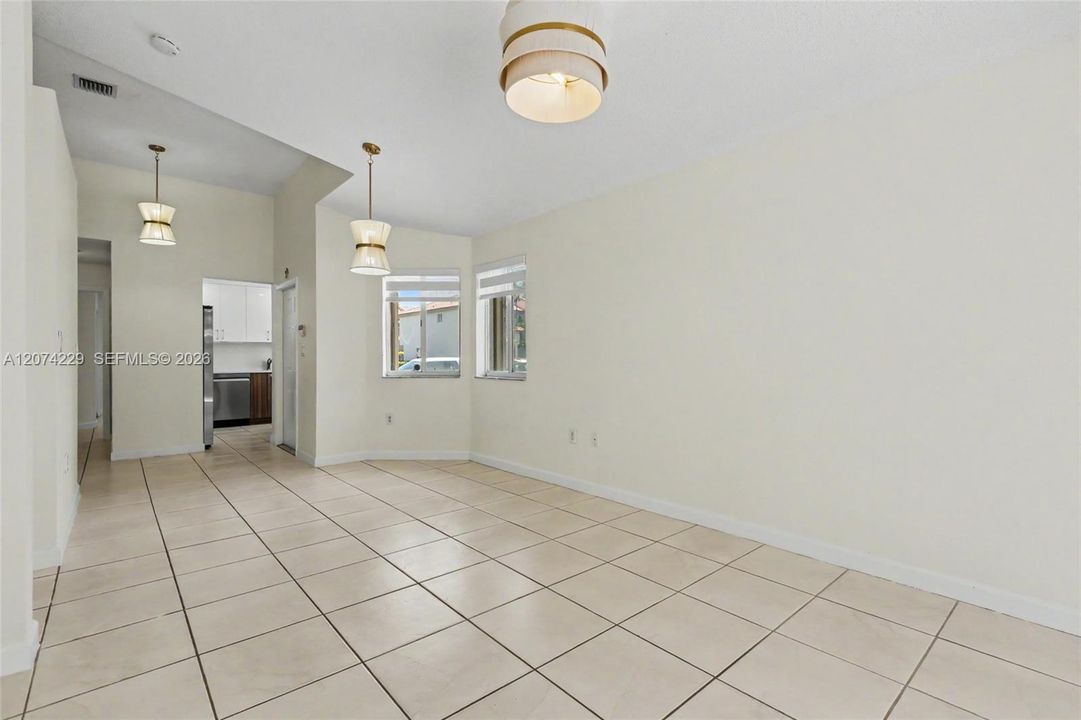 For Sale: $523,000 (2 beds, 2 baths, 923 Square Feet)