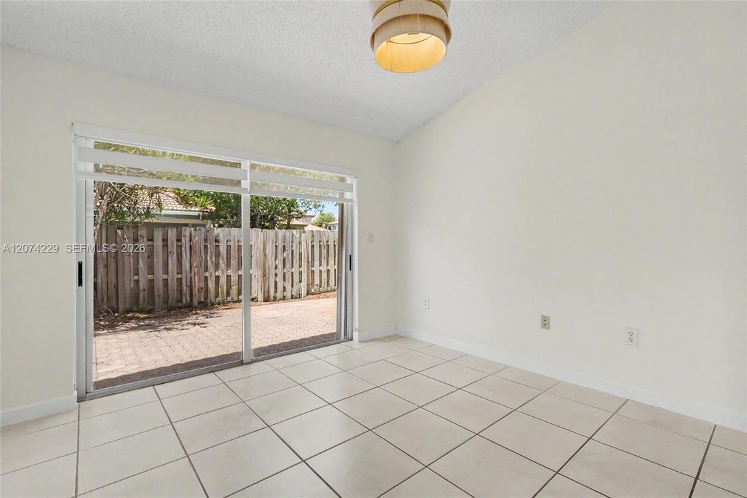 For Sale: $523,000 (2 beds, 2 baths, 923 Square Feet)