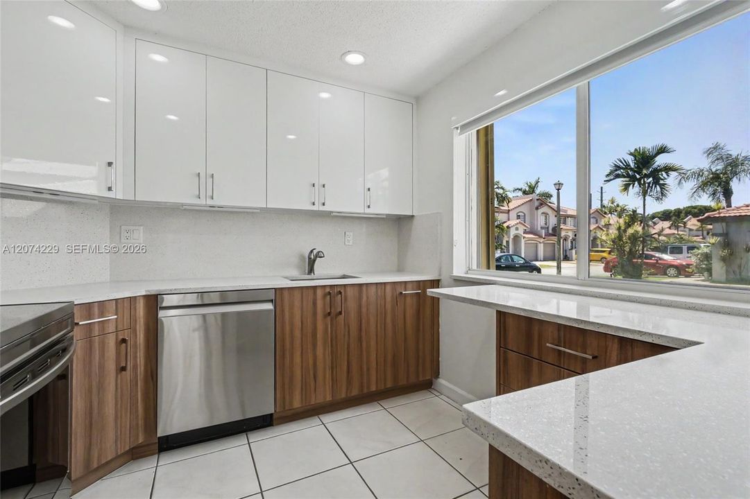 For Sale: $523,000 (2 beds, 2 baths, 923 Square Feet)