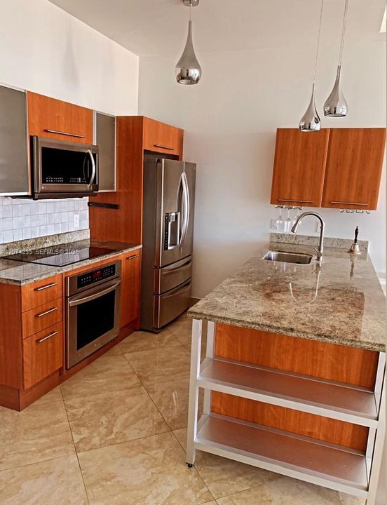 For Sale: $650,000 (2 beds, 2 baths, 1290 Square Feet)