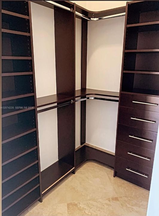 For Sale: $650,000 (2 beds, 2 baths, 1290 Square Feet)