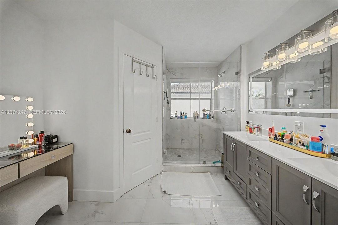 En Venta: $790,000 (4 camas, 2 baños, 1940 Pies cuadrados)