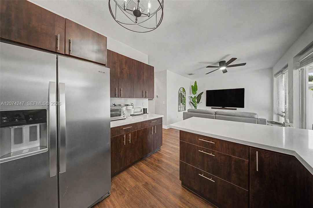 En Venta: $790,000 (4 camas, 2 baños, 1940 Pies cuadrados)