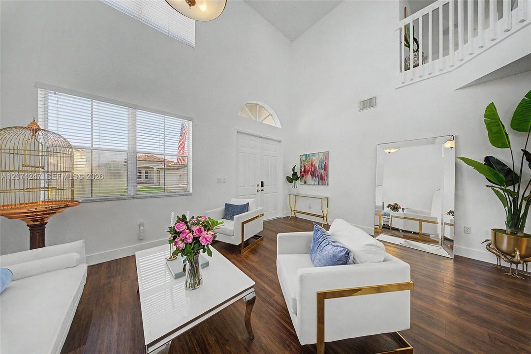 En Venta: $790,000 (4 camas, 2 baños, 1940 Pies cuadrados)