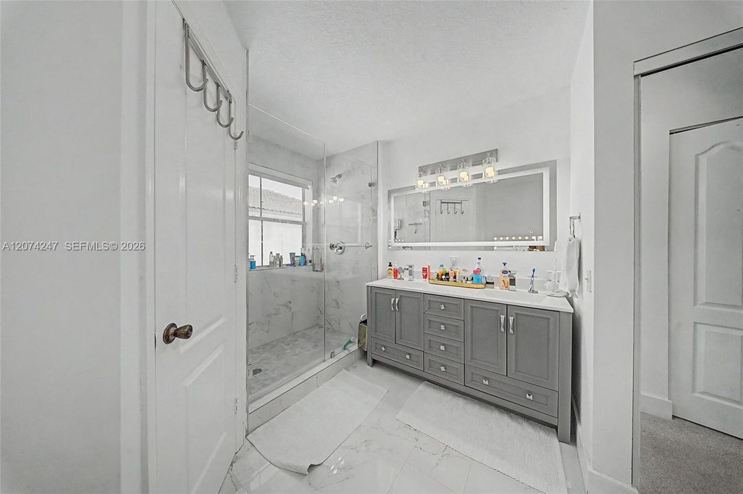 En Venta: $790,000 (4 camas, 2 baños, 1940 Pies cuadrados)