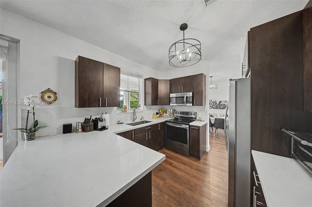 En Venta: $790,000 (4 camas, 2 baños, 1940 Pies cuadrados)