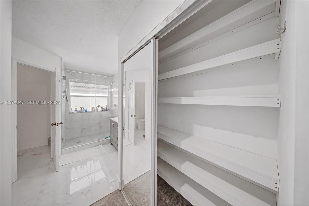 En Venta: $790,000 (4 camas, 2 baños, 1940 Pies cuadrados)