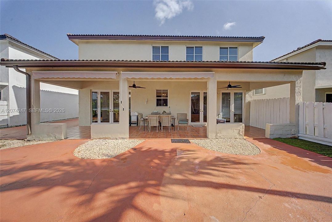 En Venta: $790,000 (4 camas, 2 baños, 1940 Pies cuadrados)