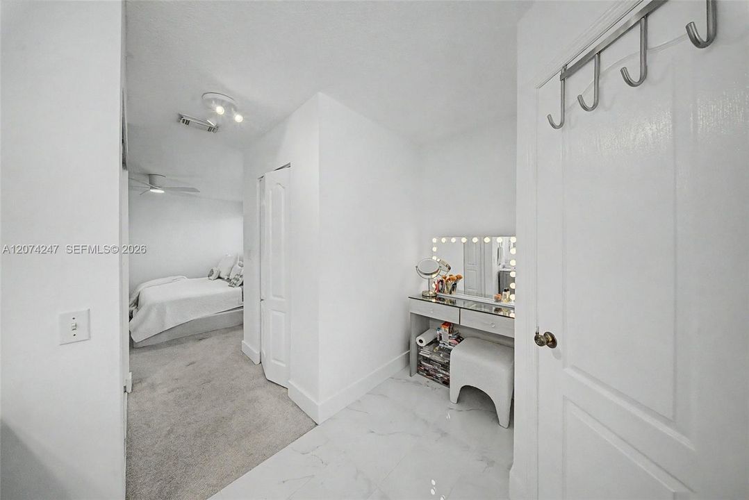 En Venta: $790,000 (4 camas, 2 baños, 1940 Pies cuadrados)