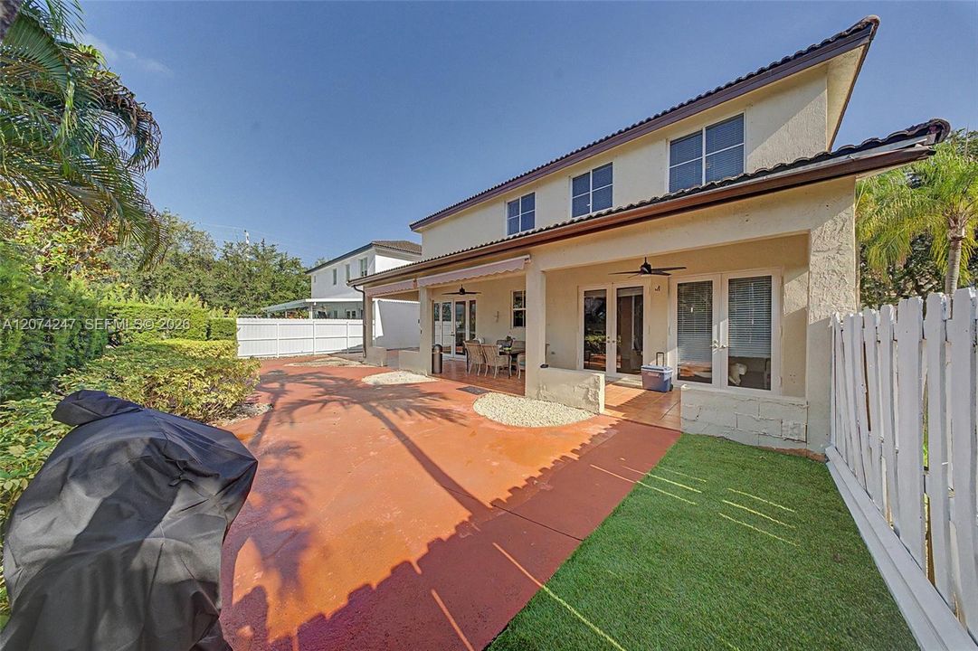 En Venta: $790,000 (4 camas, 2 baños, 1940 Pies cuadrados)