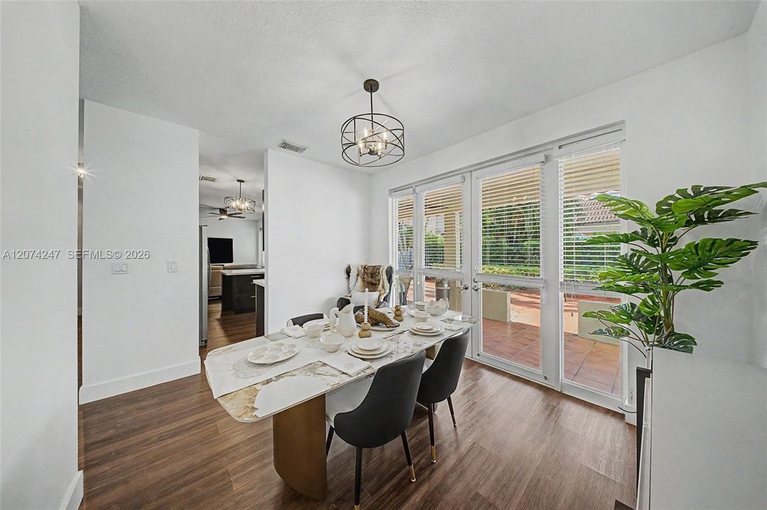 En Venta: $790,000 (4 camas, 2 baños, 1940 Pies cuadrados)