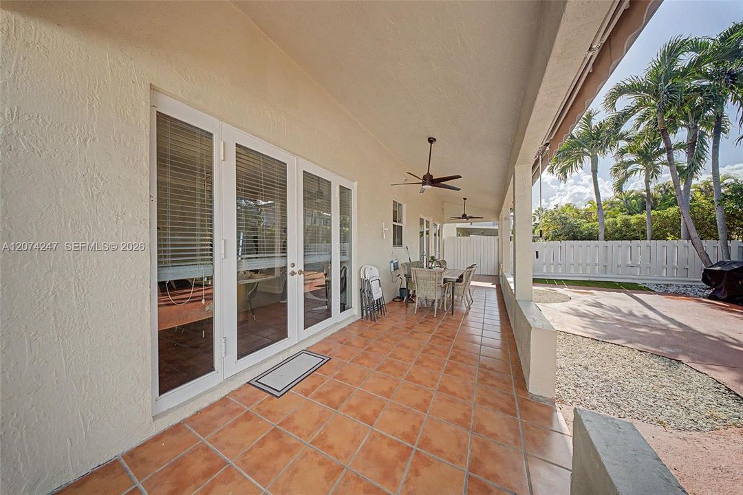 En Venta: $790,000 (4 camas, 2 baños, 1940 Pies cuadrados)