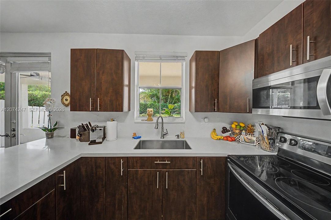 En Venta: $790,000 (4 camas, 2 baños, 1940 Pies cuadrados)
