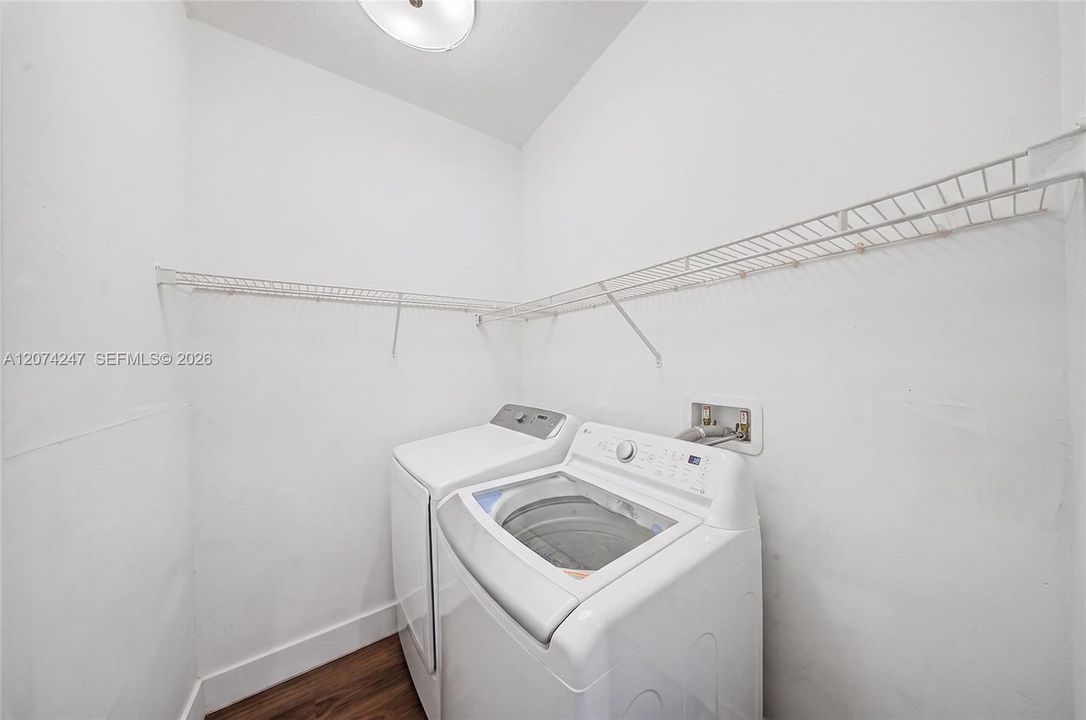 En Venta: $790,000 (4 camas, 2 baños, 1940 Pies cuadrados)