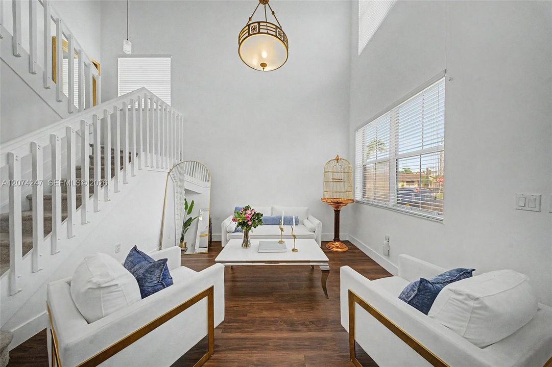 En Venta: $790,000 (4 camas, 2 baños, 1940 Pies cuadrados)