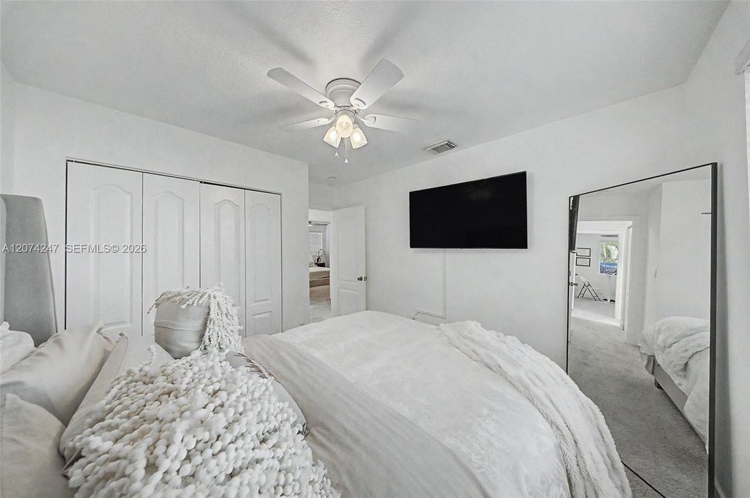 En Venta: $790,000 (4 camas, 2 baños, 1940 Pies cuadrados)