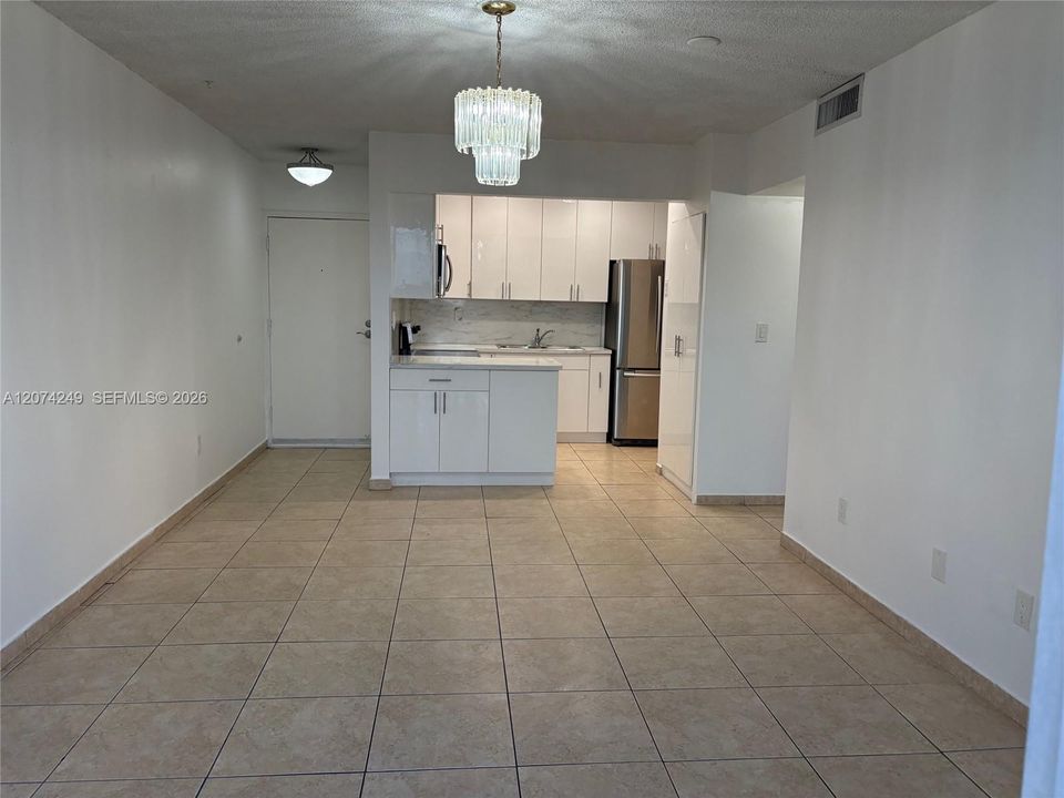 For Sale: $295,000 (2 beds, 1 baths, 700 Square Feet)