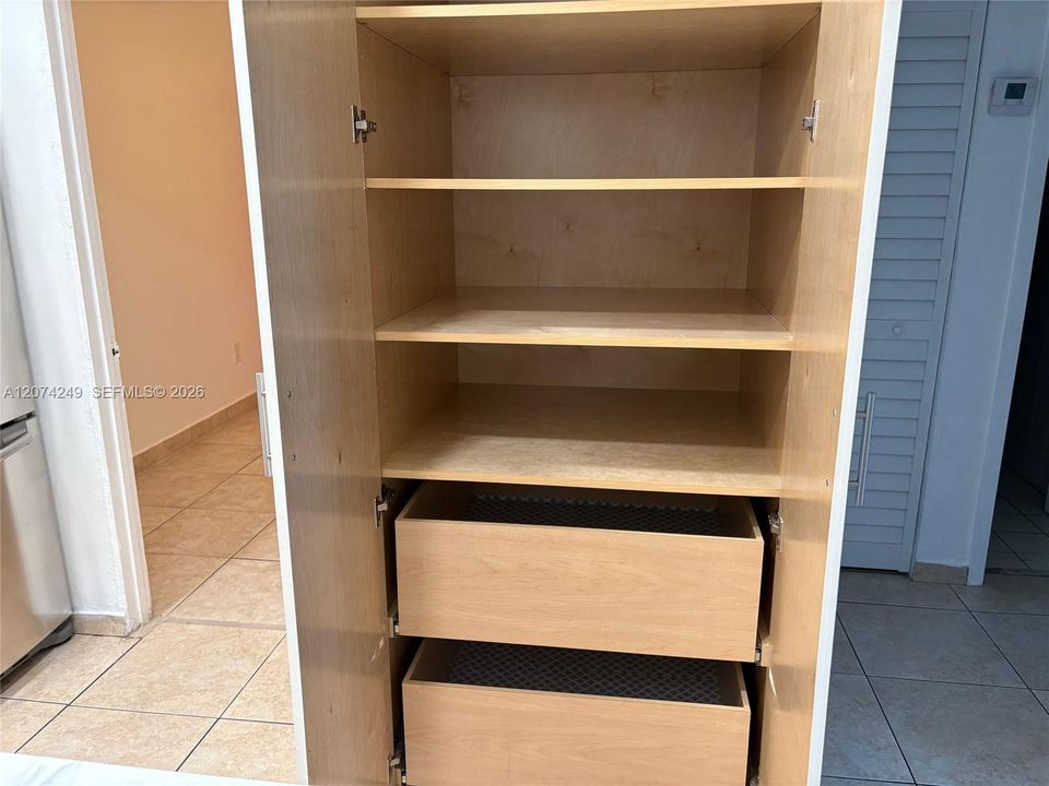 For Sale: $295,000 (2 beds, 1 baths, 700 Square Feet)