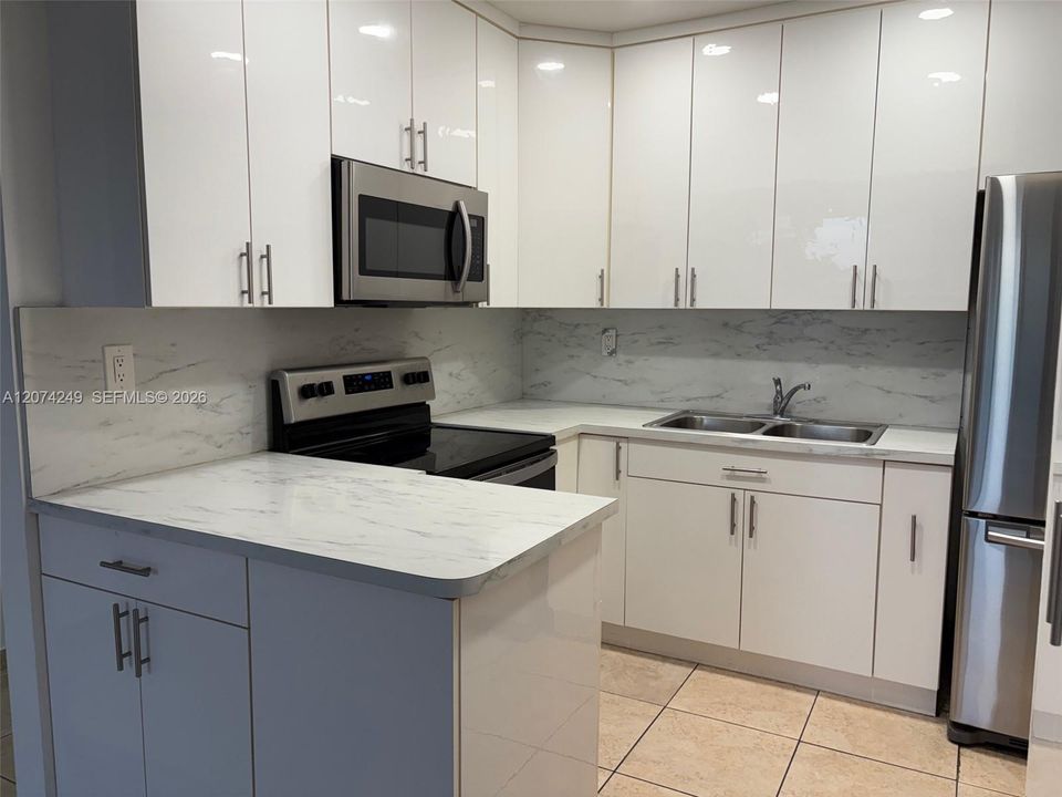 For Sale: $295,000 (2 beds, 1 baths, 700 Square Feet)