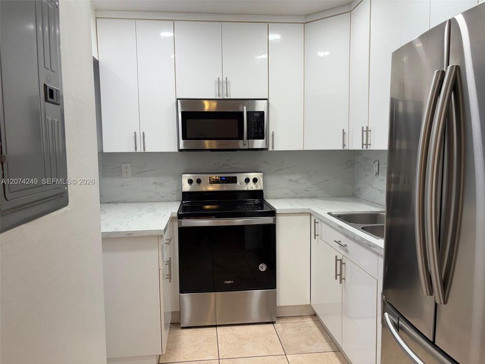For Sale: $295,000 (2 beds, 1 baths, 700 Square Feet)