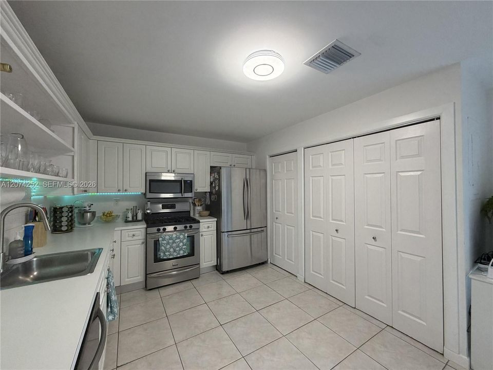 For Sale: $524,900 (3 beds, 2 baths, 1638 Square Feet)