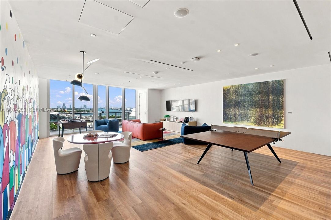 For Sale: $2,725,000 (3 beds, 3 baths, 1953 Square Feet)