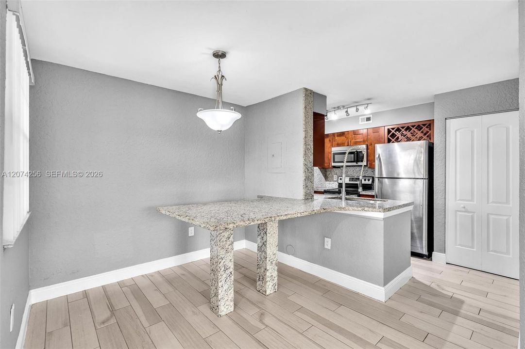 For Rent: $1,995 (1 beds, 1 baths, 804 Square Feet)