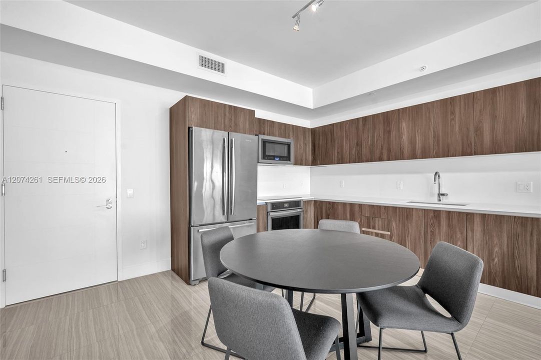 For Sale: $636,000 (1 beds, 2 baths, 920 Square Feet)